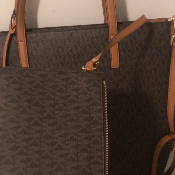 Gorgeous barely used Michael Kors bag 🤎 - Picture 4 of 4